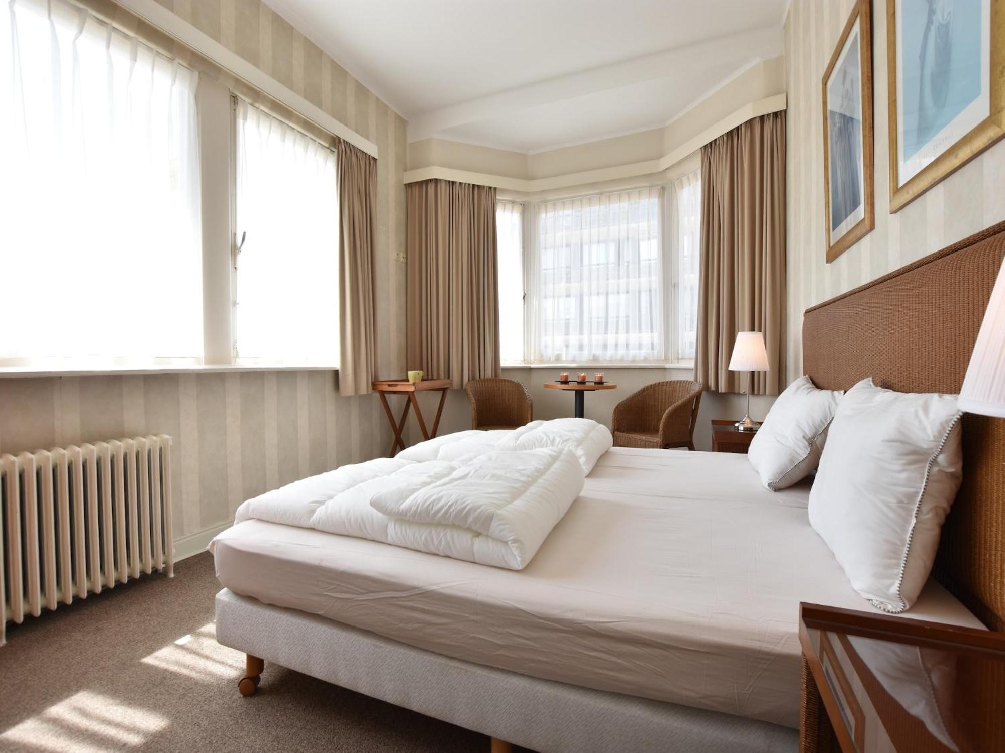 Former Hotel In The Centre And At 50 Metres From The Beach In Panne De Panne Esterno foto
