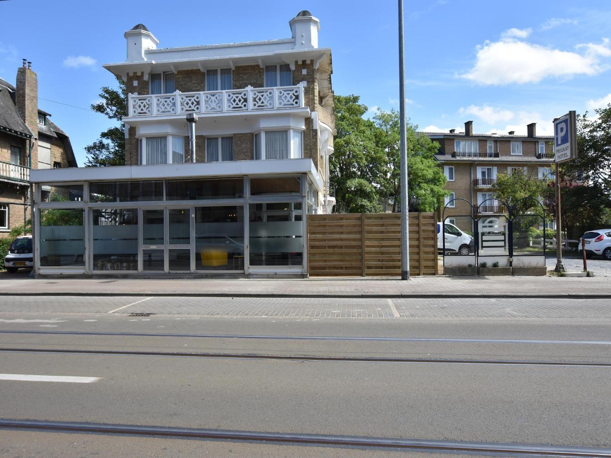 Former Hotel In The Centre And At 50 Metres From The Beach In Panne De Panne Esterno foto