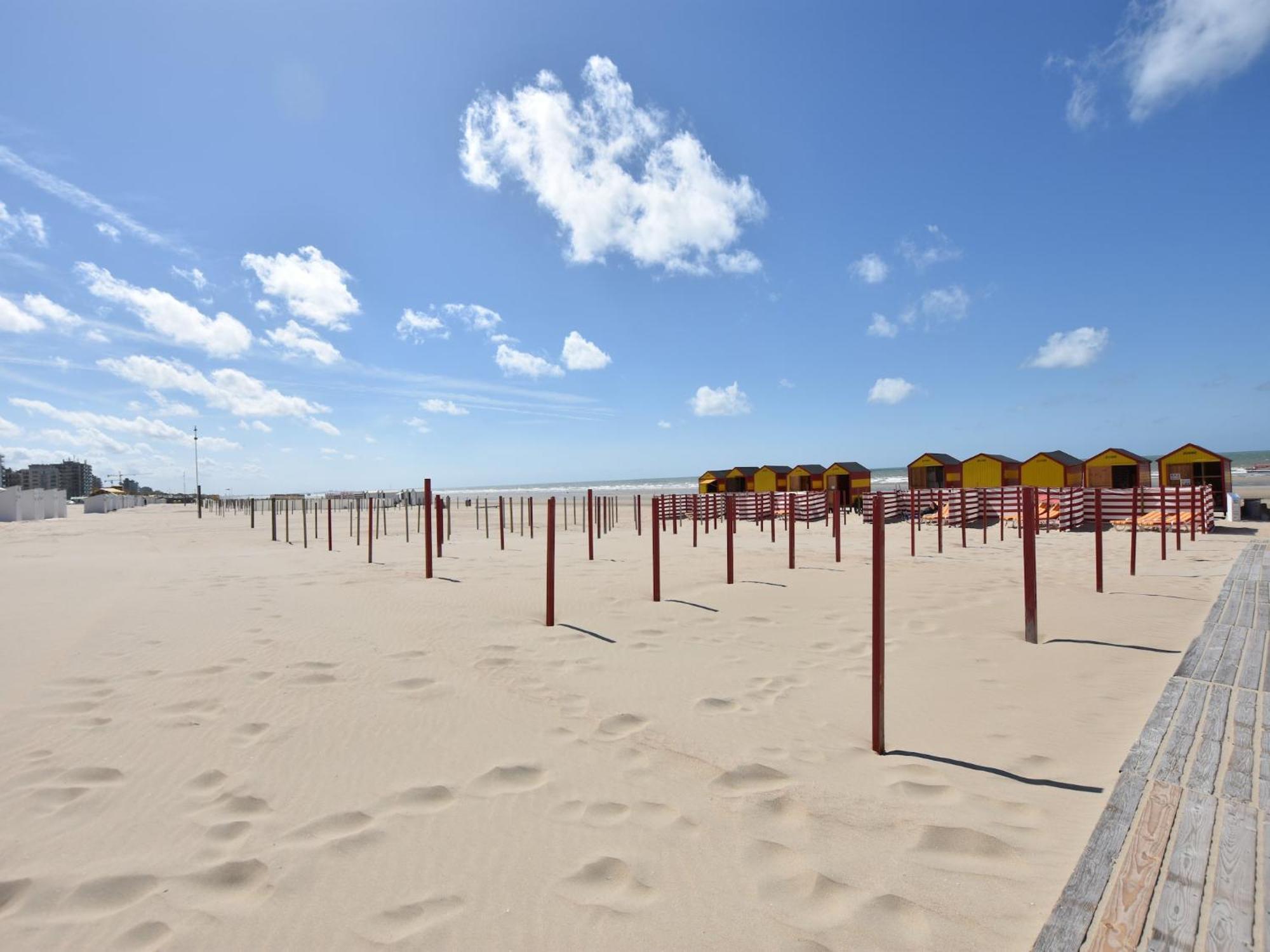 Former Hotel In The Centre And At 50 Metres From The Beach In Panne De Panne Esterno foto