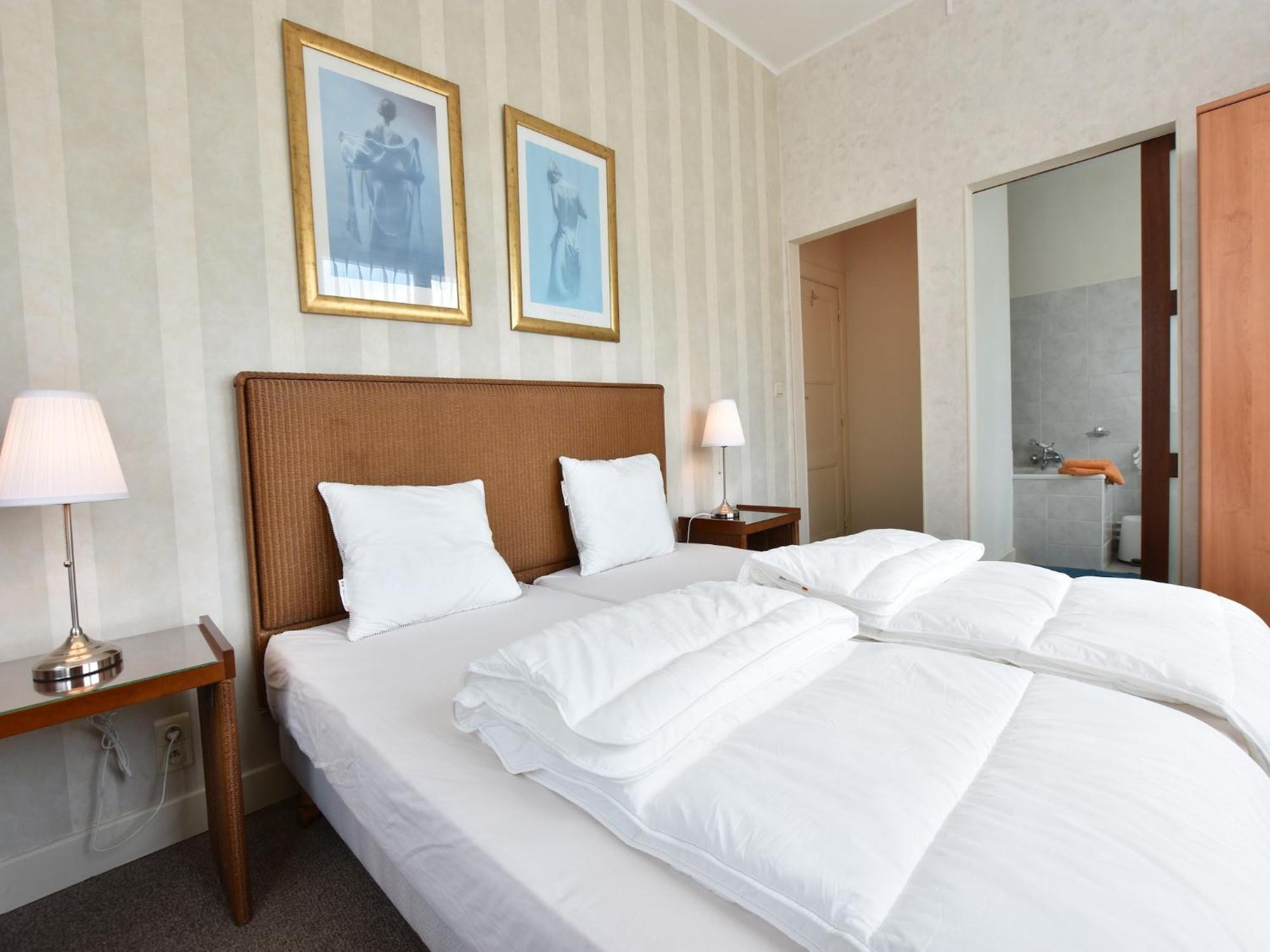 Former Hotel In The Centre And At 50 Metres From The Beach In Panne De Panne Esterno foto